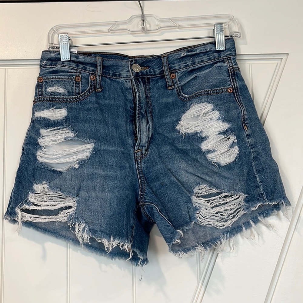AEO Distressed 90s Boyfriend Short